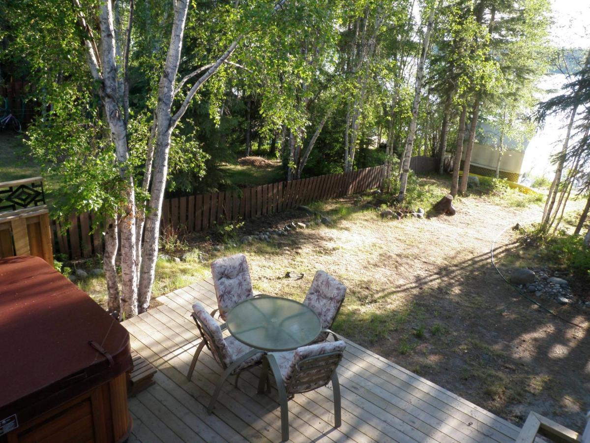 Great Slave Lakeside Bed & Breakfast เยลโลว์ไนฟ์ ภายนอก รูปภาพ