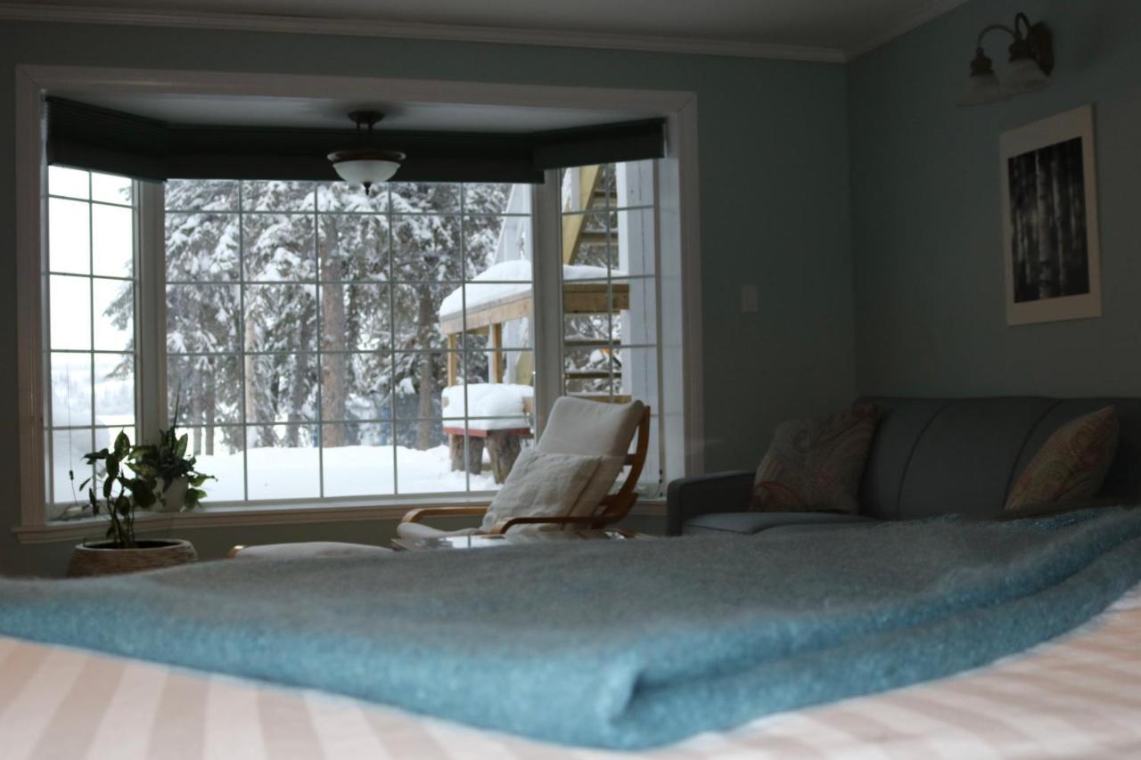 Great Slave Lakeside Bed & Breakfast เยลโลว์ไนฟ์ ภายนอก รูปภาพ