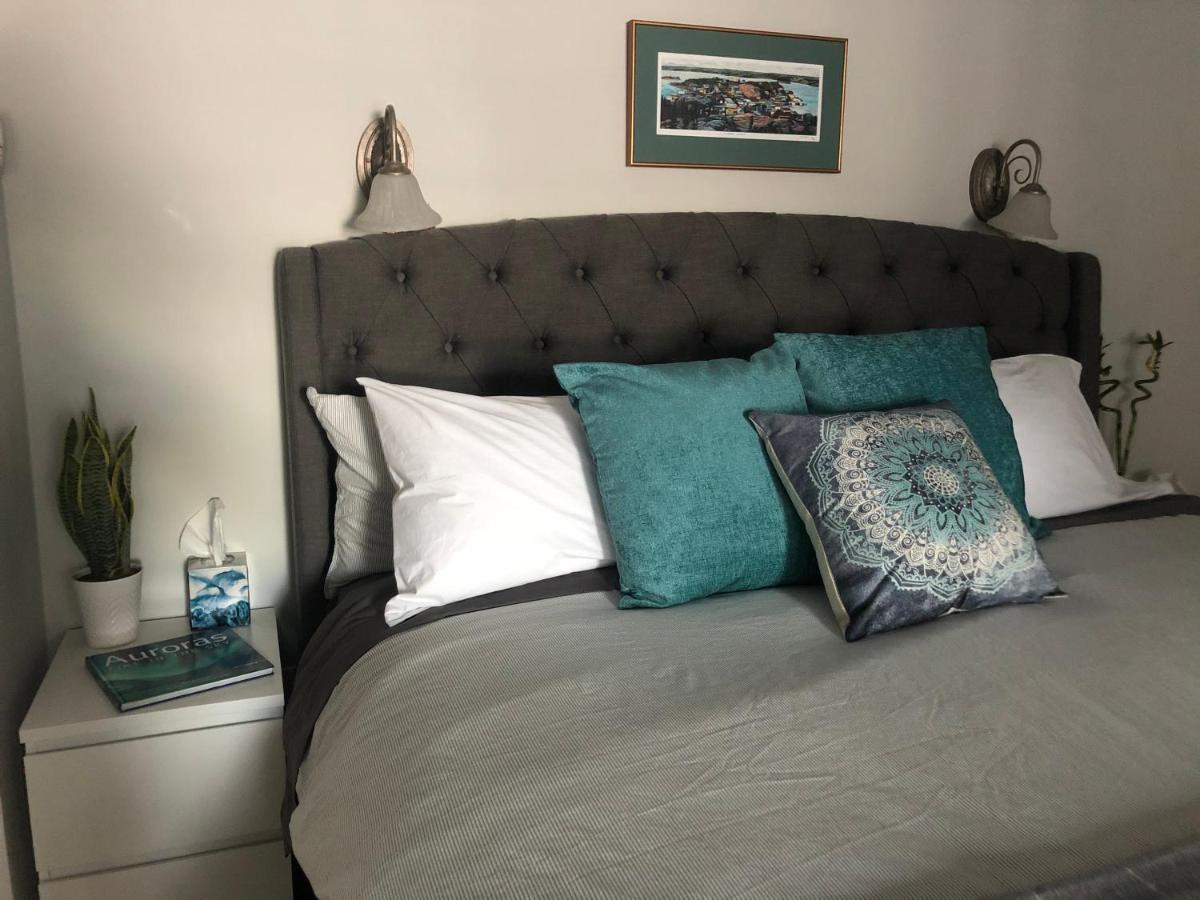 Great Slave Lakeside Bed & Breakfast เยลโลว์ไนฟ์ ภายนอก รูปภาพ