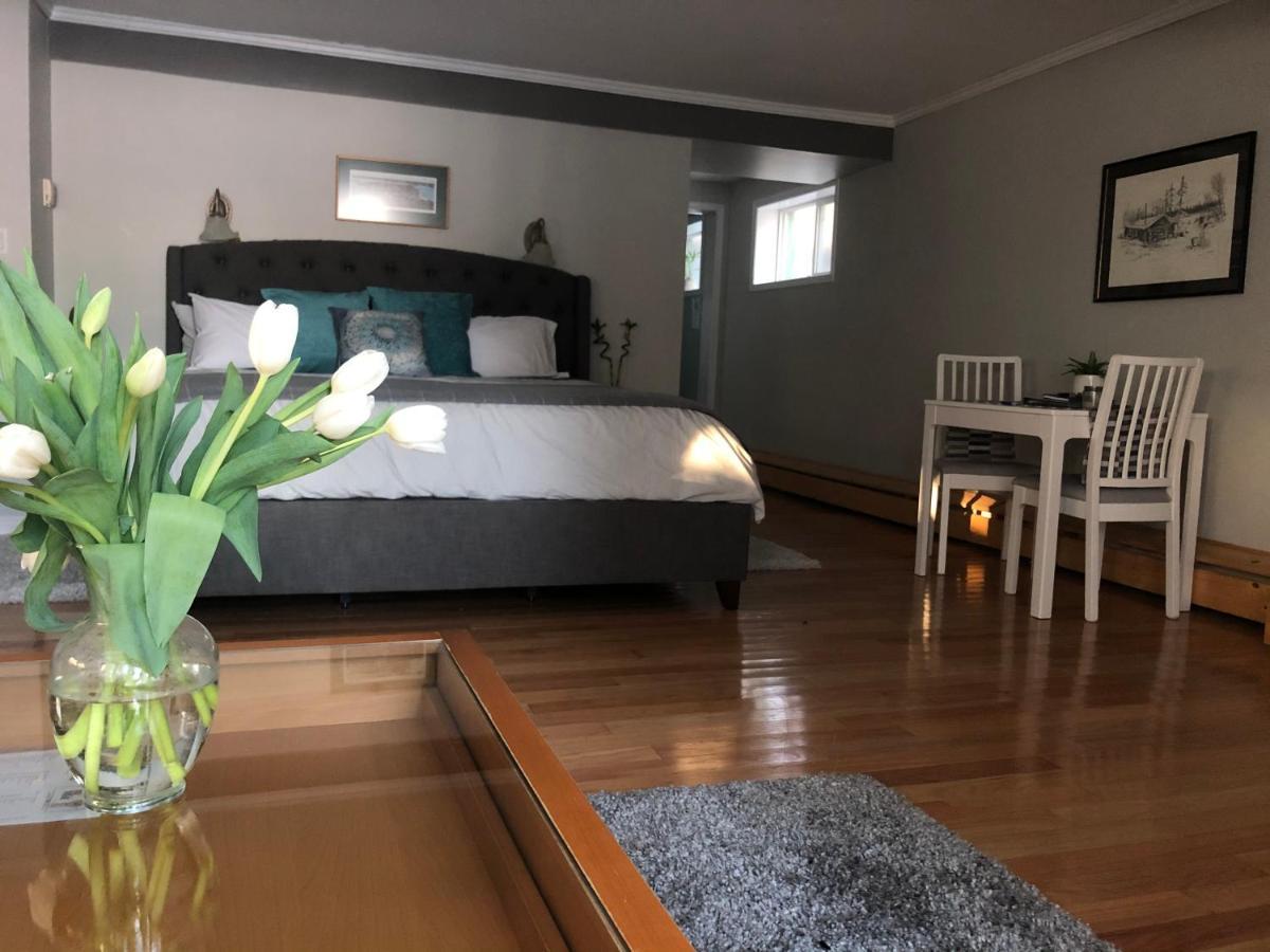 Great Slave Lakeside Bed & Breakfast เยลโลว์ไนฟ์ ภายนอก รูปภาพ